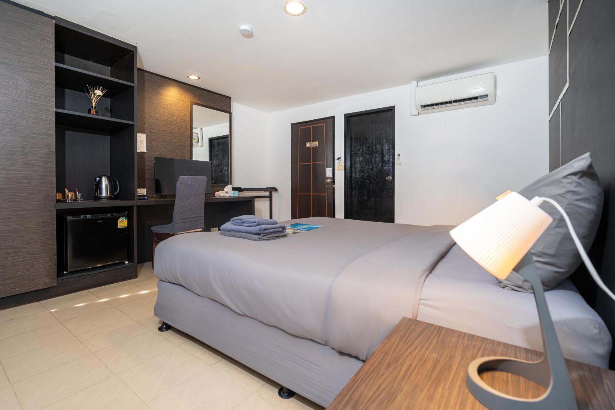 Black Pantera Hostel Patong Экстерьер фото