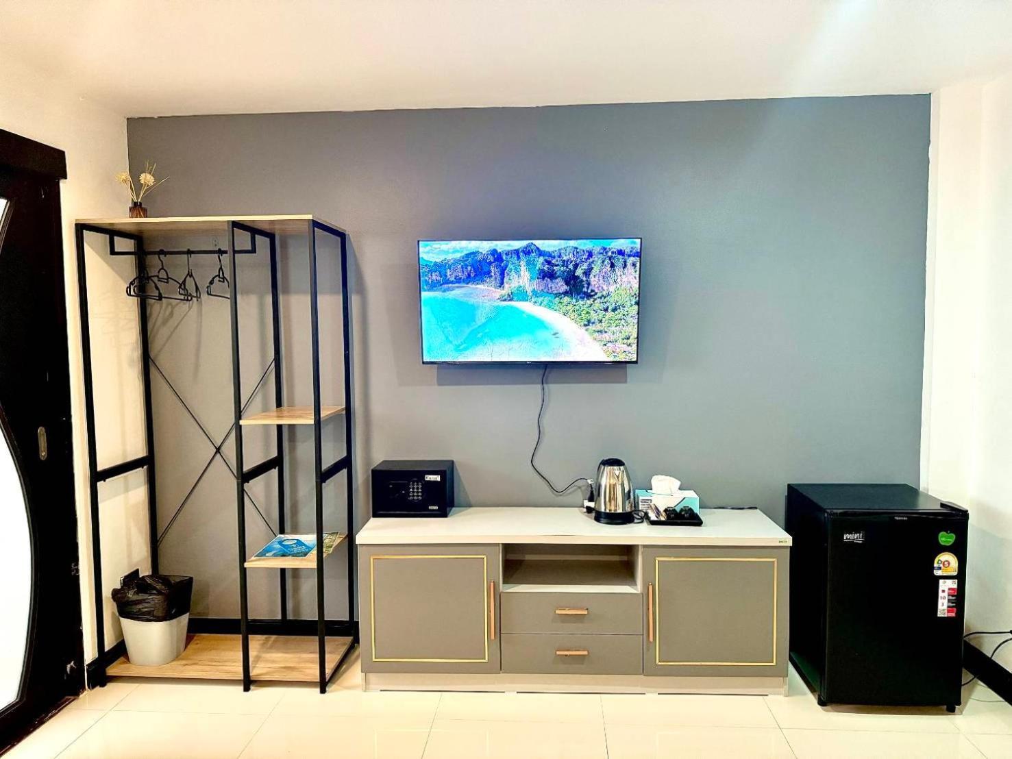 Black Pantera Hostel Patong Экстерьер фото